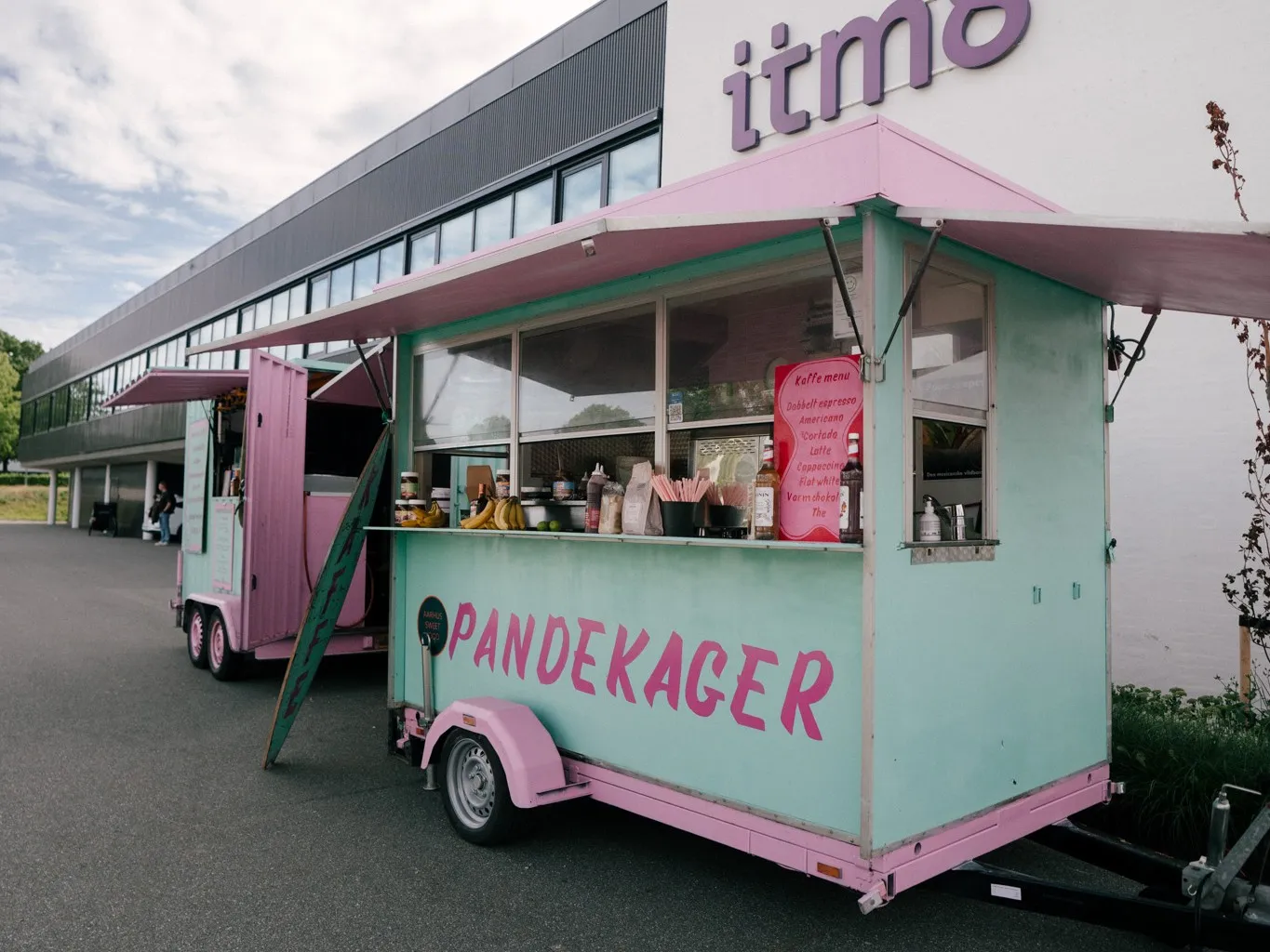 Crepevognen med pandekager foran ITM8 i Aarhus
